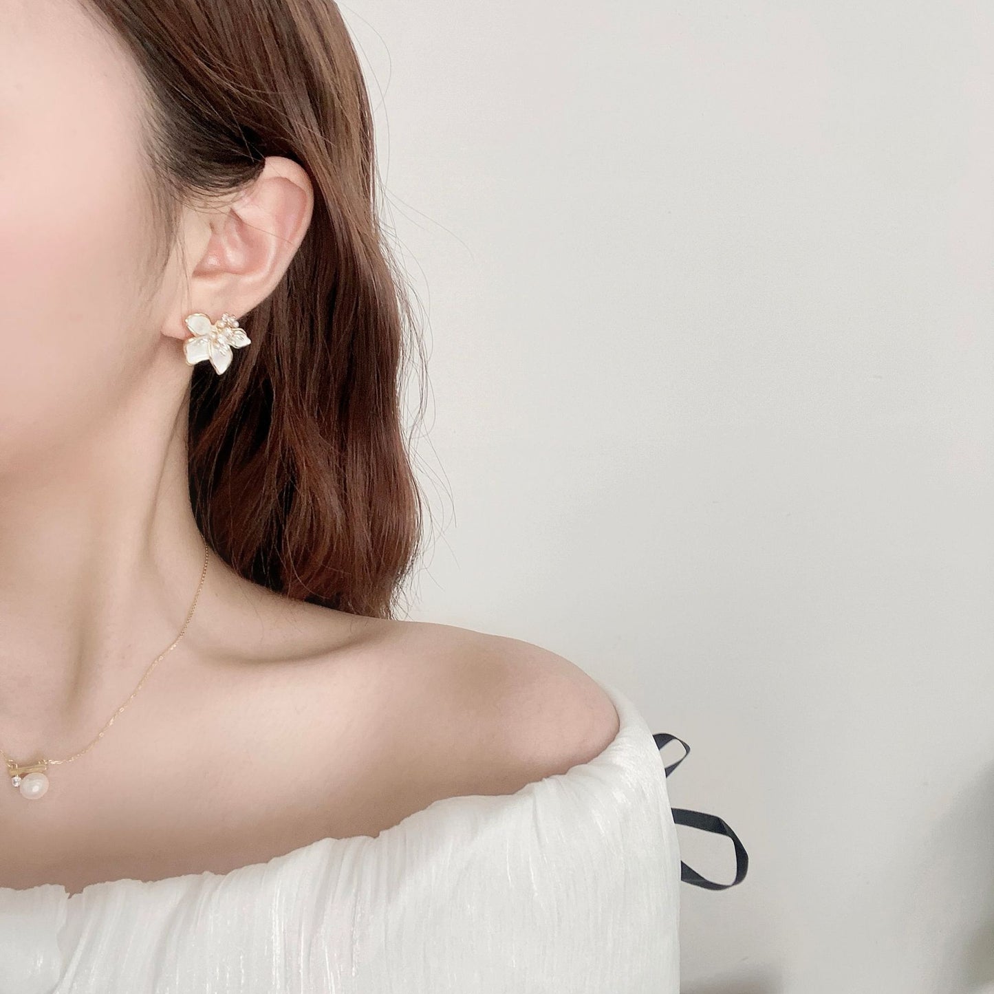 White Oil Drop Real Tiger Zircon Flower Stamen High-end Women's Earrings